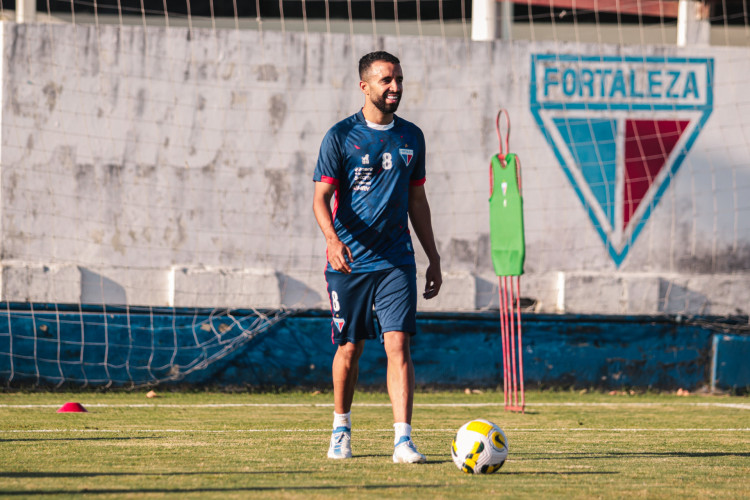 Volante Caio Alexandre em treino do Fortaleza no Centro de Excelência Alcides Santos, no Pici