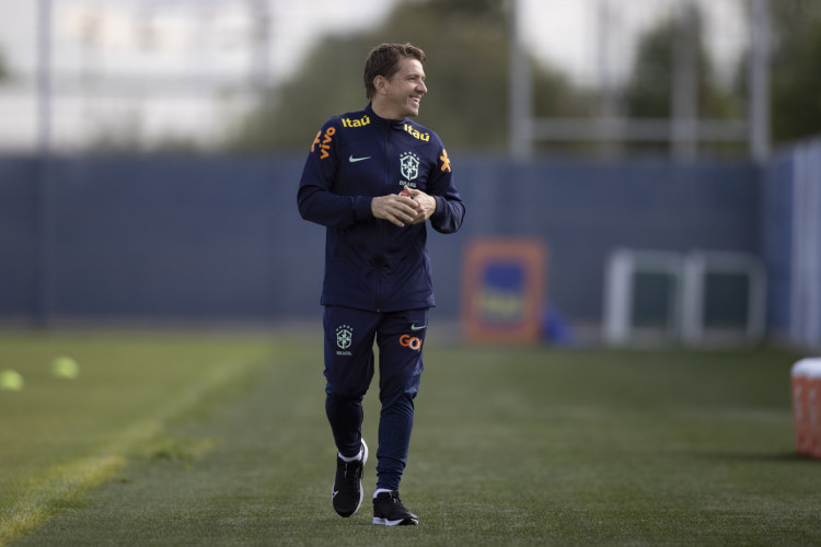 Coordenador técnico Juninho Paulista em treino da seleção brasileira em Le Havre, na França