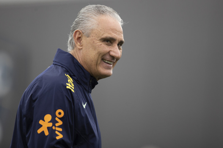 Técnico Tite em treino da seleção brasileira em Le Havre, na França