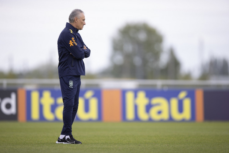 Técnico Tite em treino da seleção brasileira em Le Havre, na França