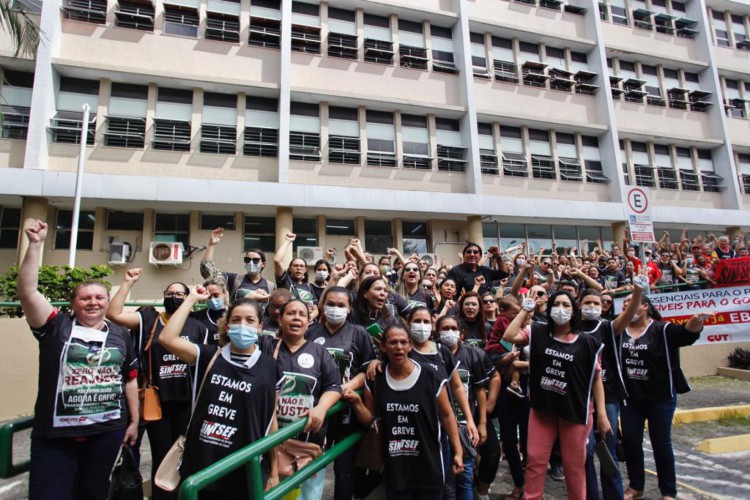 ￼ Trabalhadores do Hospital Universitário Walter Cantídio 
reivindicam reajuste salarial 