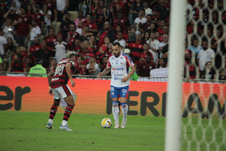 Atacante Moisés, do Fortaleza, no duelo individual com o lateral-direito Matheusinho, do Flamengo, no Maracanã