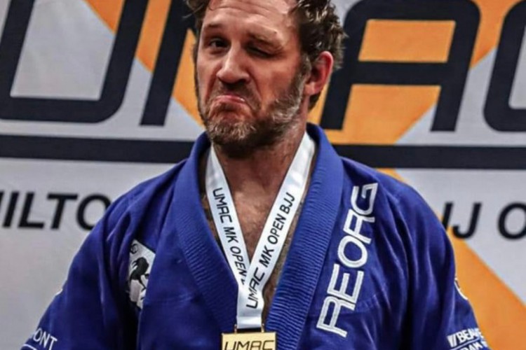 O ator Tom Hardy venceu todos os seus oponentes e subiu ao lugar mais alto do pódio no campeonato de jiu-jitsu