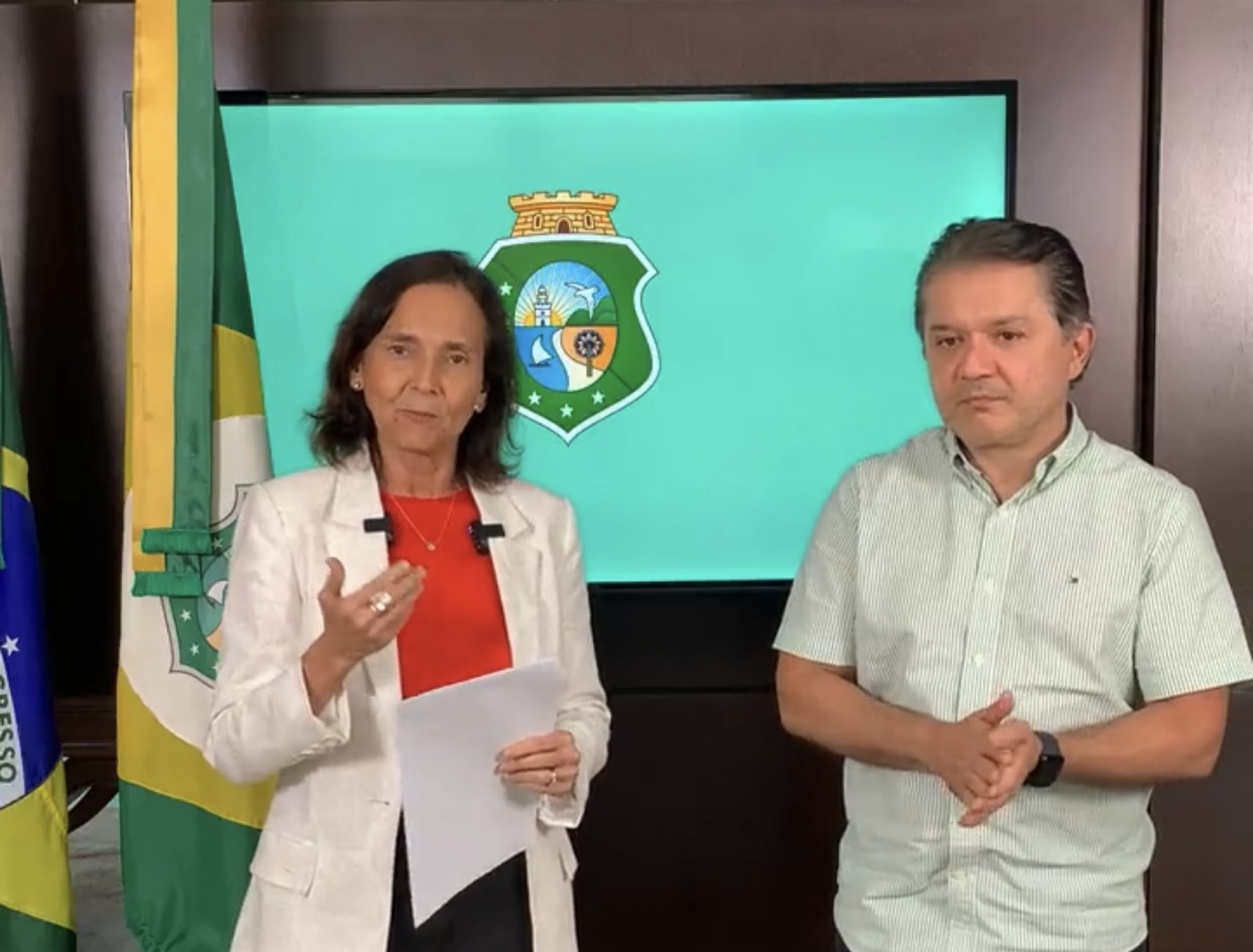 A governadora do Ceará, Izolda Cela, anunciou na tarde desta quarta-feira, 21, em live nas redes sociais, um concurso público da Cagece ao lado do presidente da companhia, Neuri Freitas (Foto: Reprodução/Redes Sociais)