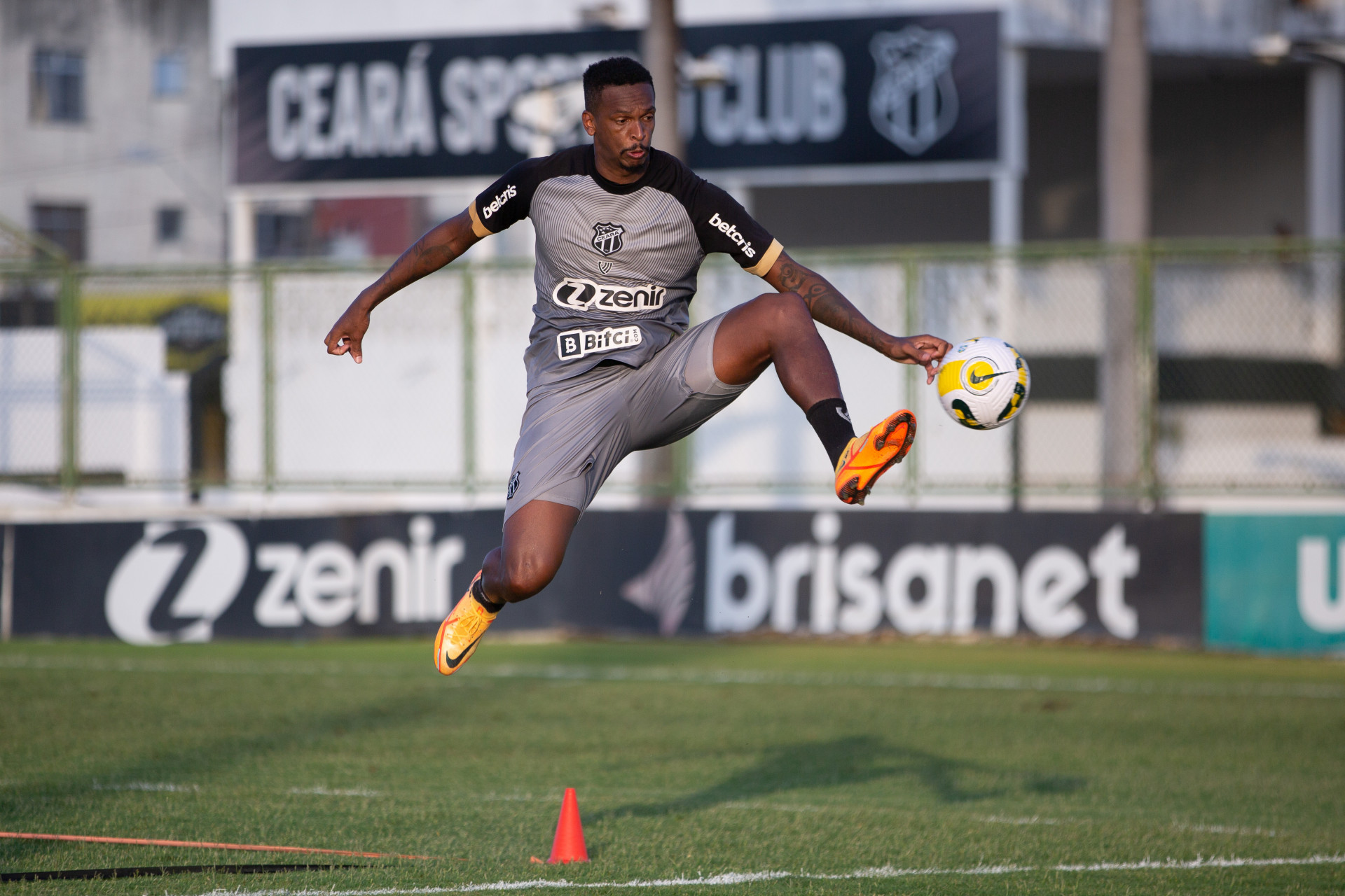 Santos perde oito mandos de campo pelas confusões no jogo contra o