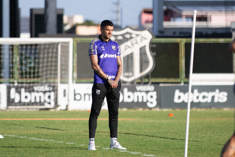 Técnico Lucho González em treino do Ceará no estádio Carlos de Alencar Pinto, em Porangabuçu