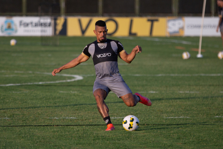 Volante Fernando Sobral em treino do Ceará no estádio Carlos de Alencar Pinto, em Porangabuçu