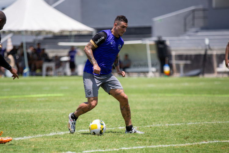 Meia Vina em treino do Ceará no estádio Carlos de Alencar Pinto, em Porangabuçu