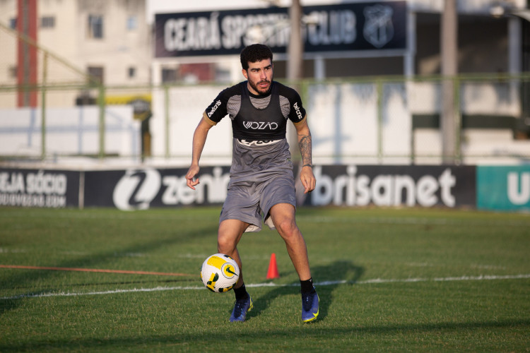 Volante Richardson em treino do Ceará no estádio Carlos de Alencar Pinto, em Porangabuçu