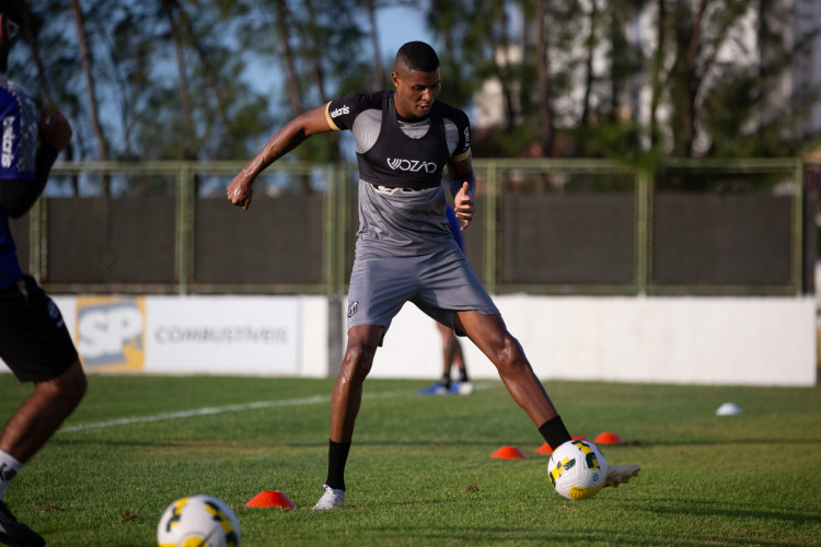 Atacante Cléber em treino do Ceará no estádio Carlos de Alencar Pinto, em Porangabuçu