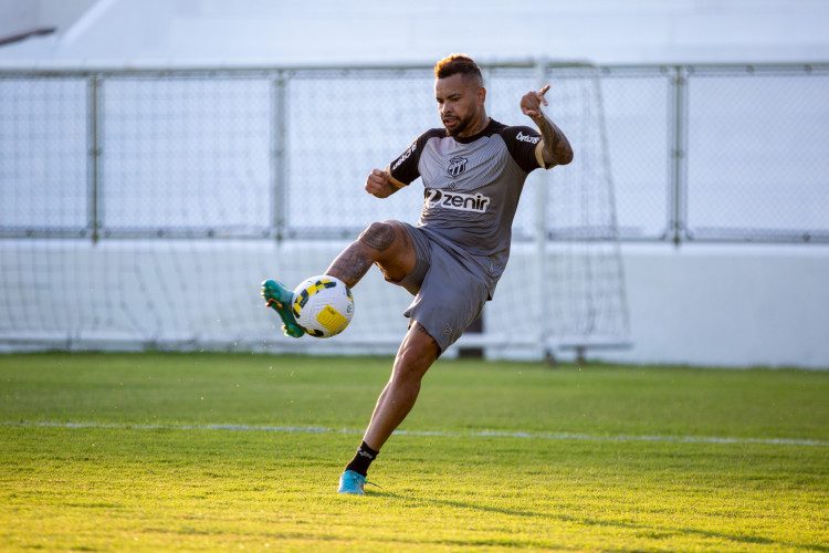 Atacante Dentinho em treino do Ceará no estádio Carlos de Alencar Pinto, em Porangabuçu