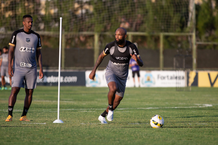 Zagueiro Messias em treino do Ceará no estádio Carlos de Alencar Pinto, em Porangabuçu