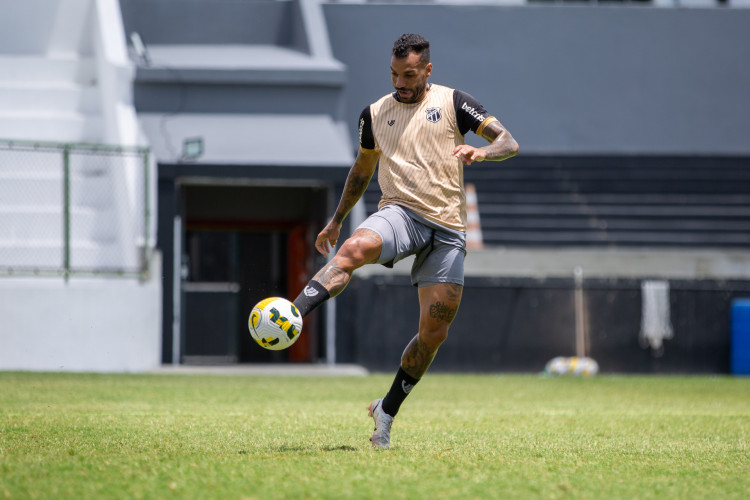 Lateral-direito Michel Macedo em treino do Ceará no estádio Carlos de Alencar Pinto, em Porangabuçu