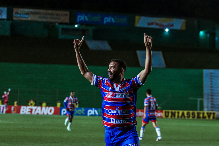 Volante Caio Alexandre comemora gol no jogo Juventude x Fortaleza, no Alfredo Jaconi, pelo Campeonato Brasileiro Série A