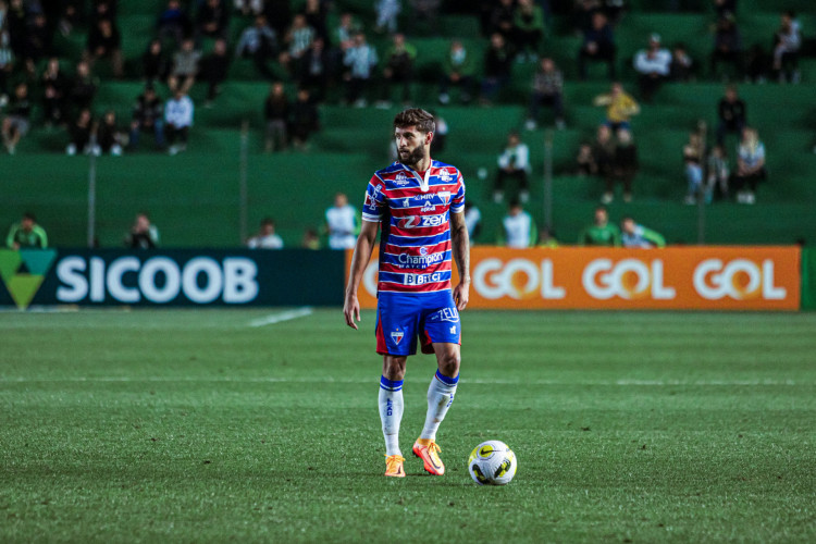 Lateral-esquerdo Juninho Capixaba no jogo Juventude x Fortaleza, no Alfredo Jaconi, pelo Campeonato Brasileiro Série A