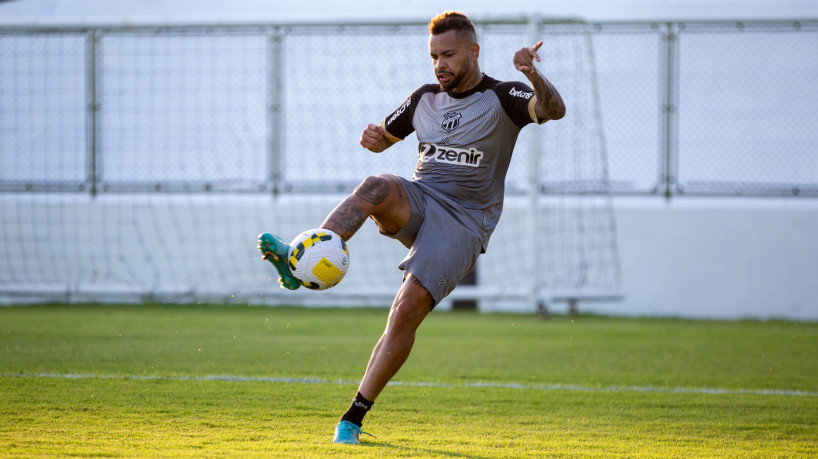 Atacante Dentinho em treino do Ceará no estádio Carlos de Alencar Pinto, em Porangabuçu