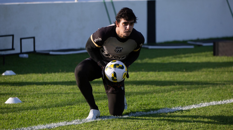 Goleiro Richard em treino do Ceará no estádio Carlos de Alencar Pinto, em Porangabuçu