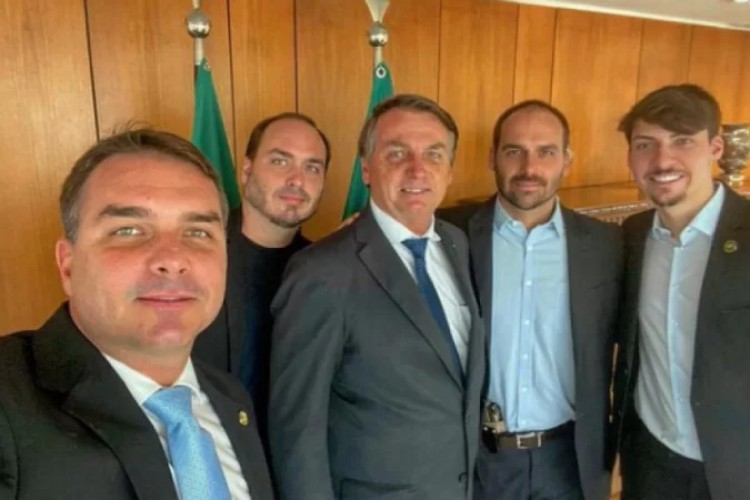 Flávio Bolsonaro teria concentrado esforços para evitar que participação da família Bolsonaro em ataques terroristas fosse descoberta, afirma senadora