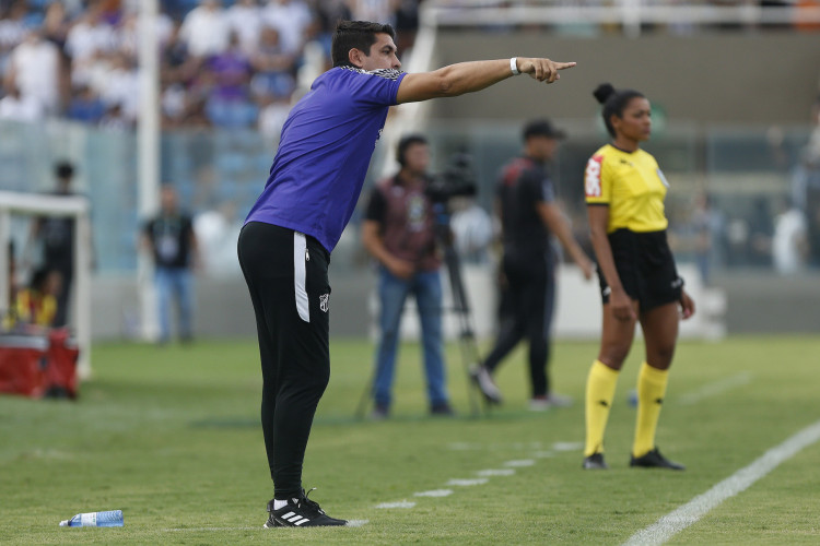 Técnico Erivelton Viana no jogo Ceará x Athletico-PR, no PV, pelo Campeonato Brasileiro Feminino A2