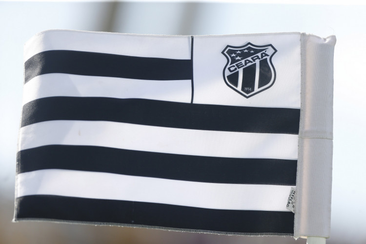 Bandeira do Ceará no mastro de escanteio no jogo Ceará x Athletico-PR, no PV, pelo Campeonato Brasileiro Feminino A2