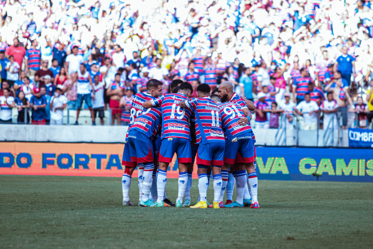 Jogadores do Fortaleza reunidos no gramado do Castelão