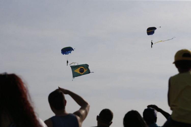 Rio de Janeiro - Exposição de aeronaves e shows de paraquedismo em comemoração aos 145 anos de Santos Dumont no Museu Aeroespacial, no Campo dos Afonsos. 