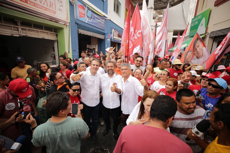 Candidato governador Elmano Freitas (PT) em caminhada pelas ruas de Sobral ao lado do candidato ao senado Camilo Santana (PT)