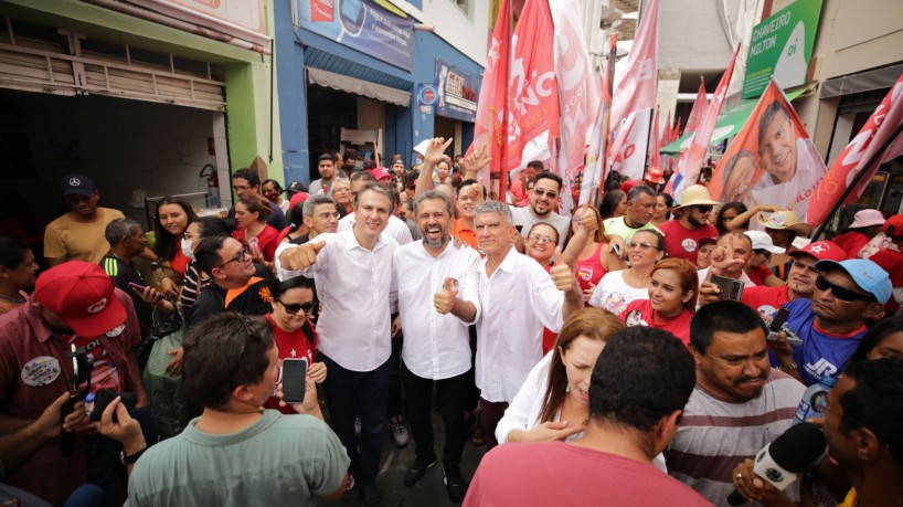 Candidato governador Elmano Freitas (PT) em caminhada pelas ruas de Sobral ao lado do candidato a...