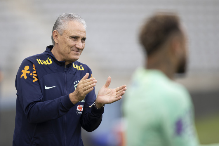 Técnico Tite em treino da seleção brasileira no estádio Charléty, em Paris, na França