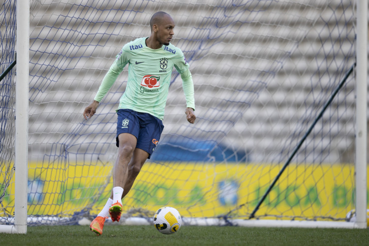 Volante Fabinho em treino da seleção brasileira no estádio Charléty, em Paris, na França