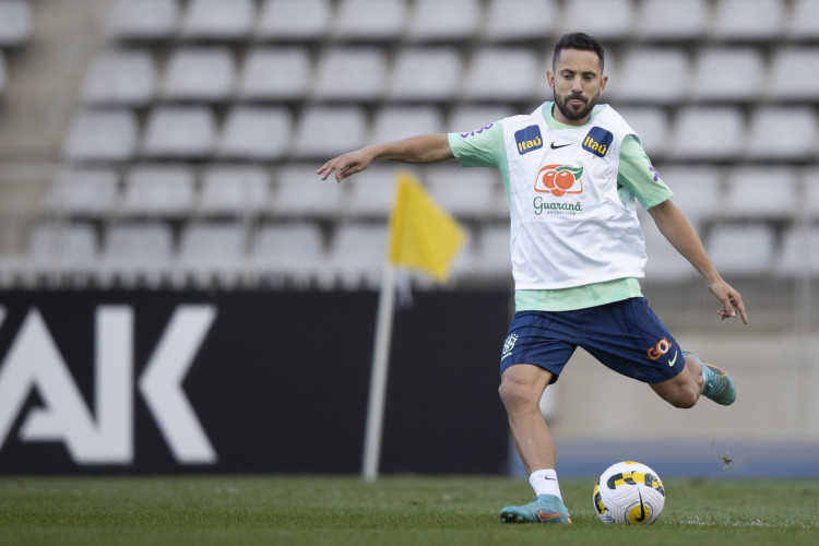 Meia Everton Ribeiro em treino da seleção brasileira no estádio Charléty, em Paris, na França