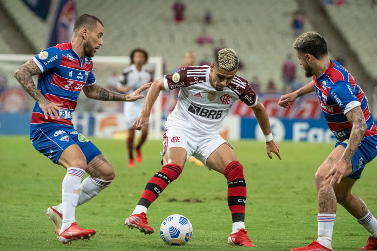 Andreas Pereira, ex-Flamengo, disputando com Lucas Lima e Lucas Crispim, dupla do Fortaleza, na Arena Castelão