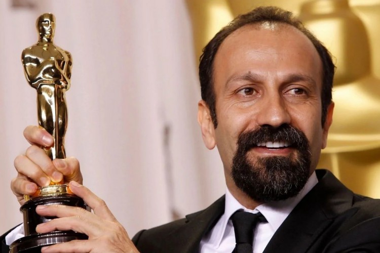 Asghar Farhadi pediu solidariedade às manifestações pela jovem que foi por, supostamente, usar o véu de forma 