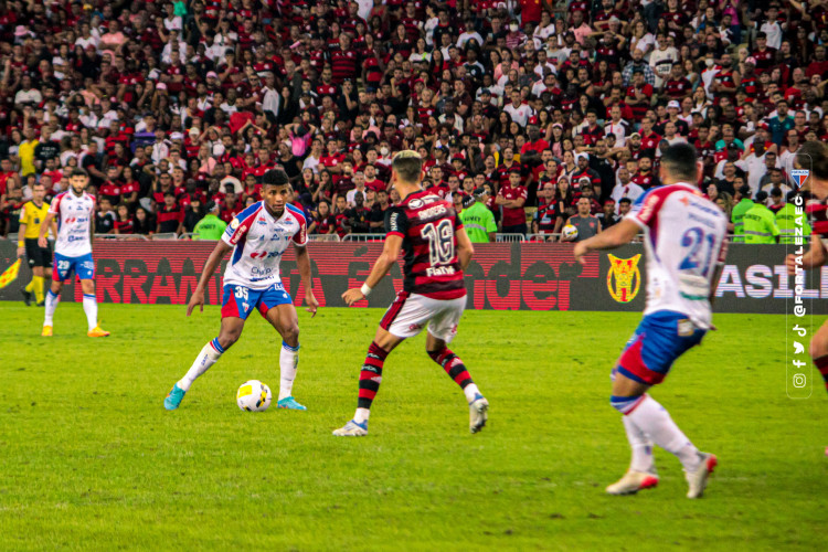 Hércules, do Fortaleza, com a bola no pé em partida diante do Flamengo, pelo Brasileirão, no Maracanã