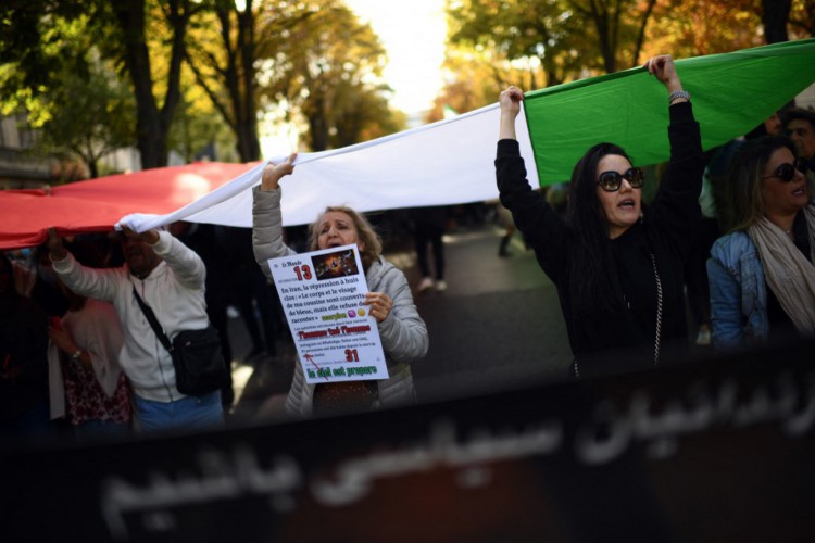 Pessoas participam de uma manifestação em apoio aos manifestantes iranianos em Paris, em 25 de setembro de 2022. Protestos eclodiram novamente no Irã em 24 de setembro de 2022 pela morte de uma mulher sob custódia da polícia moral, apesar da repressão das forças de segurança na qual pelo menos 41 pessoas morreram, segundo dados oficiais. O principal partido reformista dentro do Irã pediu a revogação do código de vestimenta islâmico obrigatório que Mahsa Amini foi acusada de violar quando os protestos por sua morte entraram em sua nona noite.