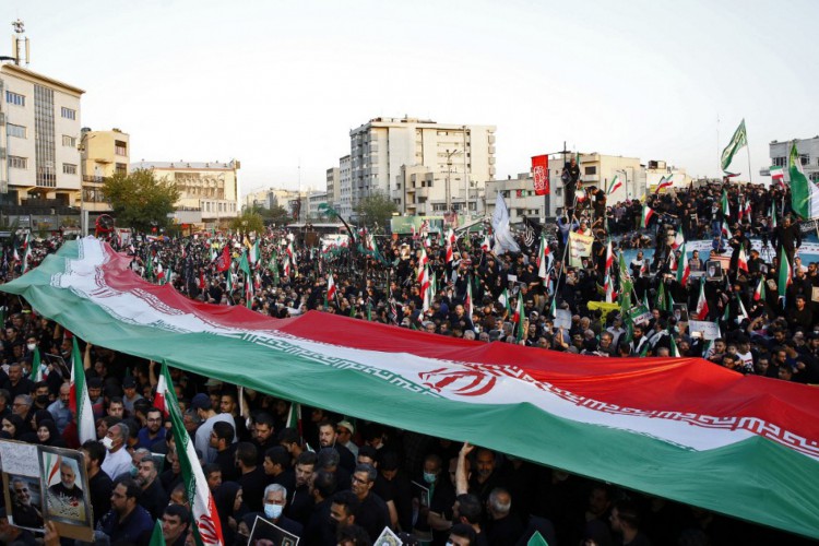 Manifestantes pró-governo iranianos agitam sua bandeira nacional durante uma manifestação contra os recentes protestos antigovernamentais no Irã, em Teerã, em 25 de setembro de 2022. O chefe do judiciário iraniano não prometeu clemência contra a onda de agitação que abalou o país desde a morte da jovem curda Mahsa Amini sob custódia da polícia da moralidade. Pelo menos 41 pessoas morreram até agora, a maioria manifestantes, mas incluindo membros das forças de segurança da república islâmica, de acordo com um número oficial, embora grupos de direitos humanos digam que o número real é maior.