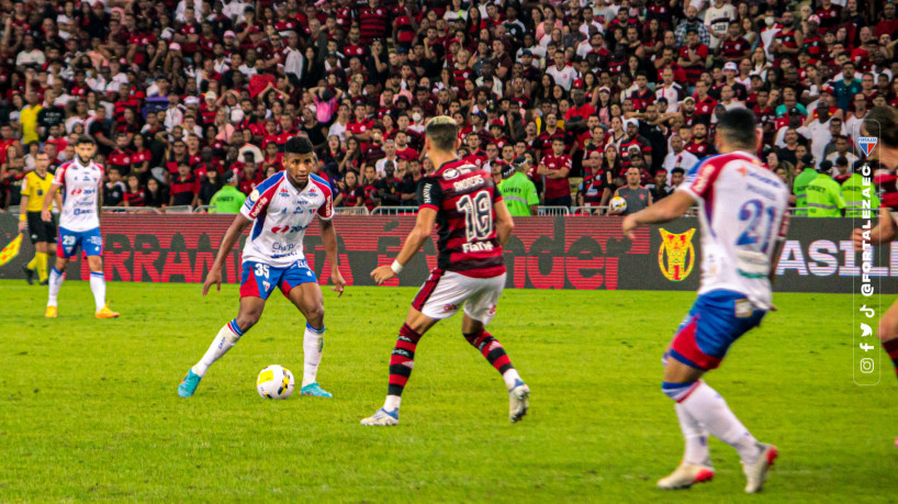 Hércules, do Fortaleza, com a bola no pé em partida diante do Flamengo, pelo Brasileirão, no Maracanã