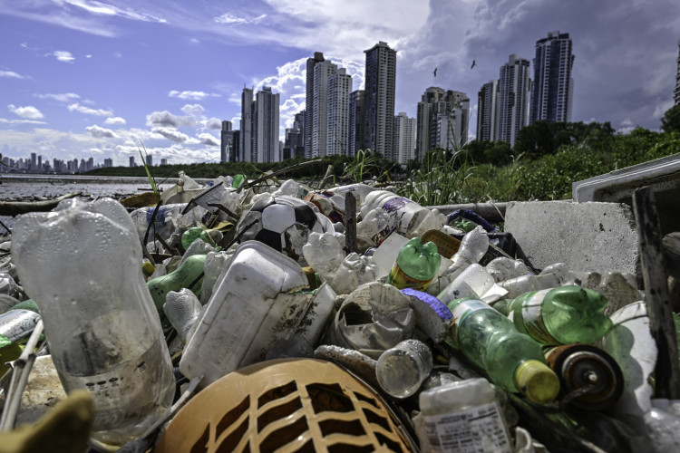 Resíduos plásticos e lixo são vistos na praia de Costa del Este, na Cidade do Panamá, em 21 de setembro de 2022. Uma associação ambientalista inaugurou nesta quinta-feira no Panamá uma gigantesca roda hidráulica que coleta resíduos sólidos flutuantes de um rio para evitar que cheguem ao mar , na tentativa de deter a crise desenfreada da coleta de lixo que assola a capital do país centro-americano