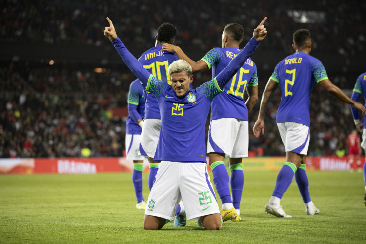 Pedro comemorando o primeiro gol pela seleção brasileira