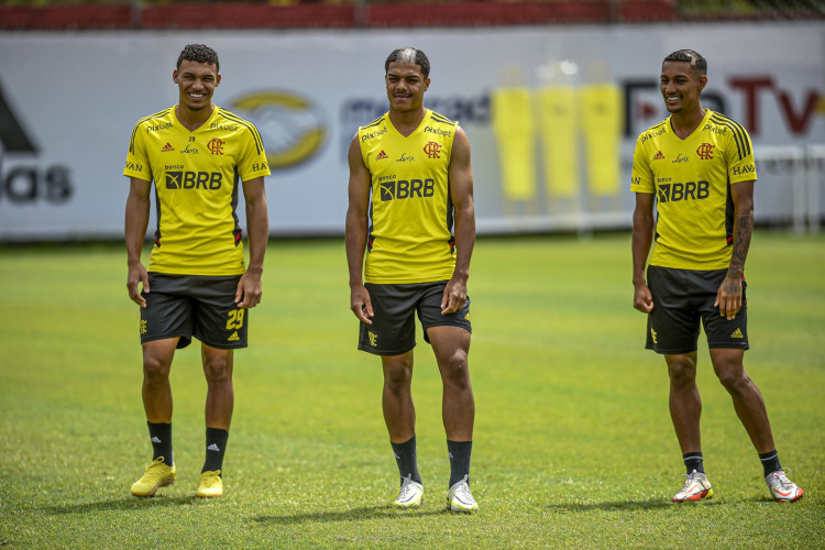 Werton, igor jesus e Pedrinho são jogadores da base relacionados pelo Flamengo para enfrentar o Fortaleza