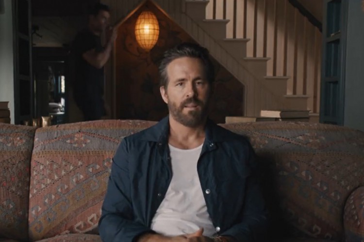 Hugh Jackman aparece ao fundo do vídeo durante anúncio de lançamento de Deadpool 3, feito por Ryan Reynolds