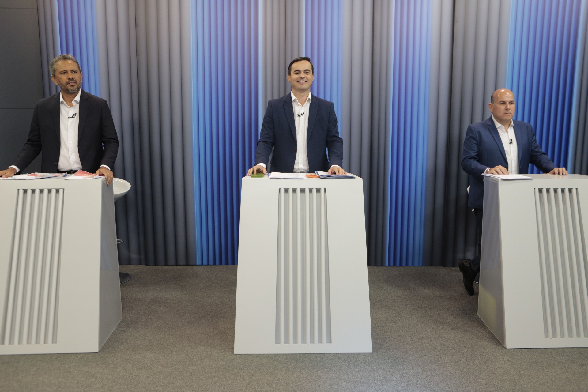 Os canditos ao governo do estado Elmano de Freitas, Capitão Wagner e Roberto Claudio  participam de debate na TV Verdes Mares (Fco Fontenele/O POVO) (Foto: FCO FONTENELE)