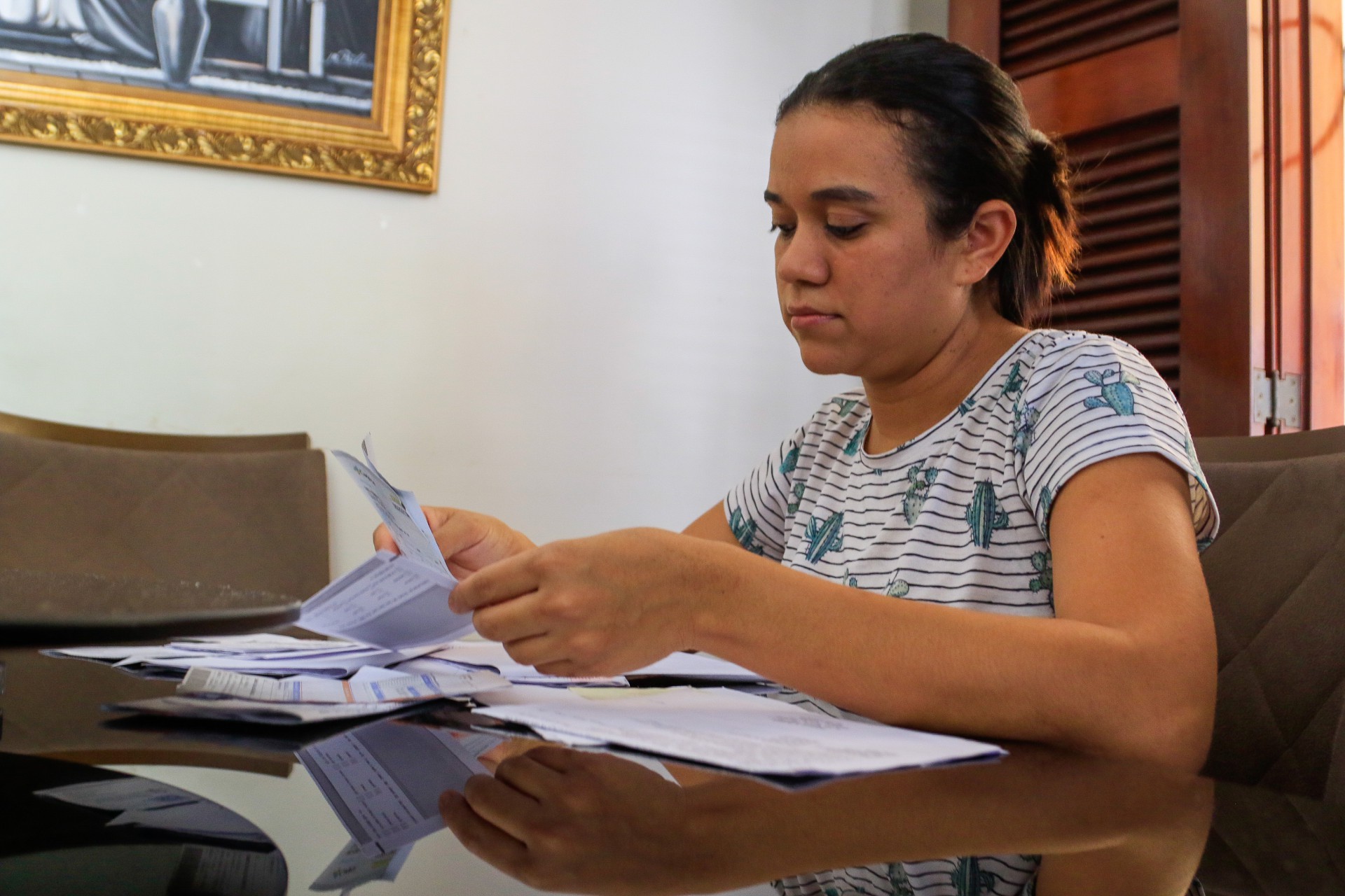 ￼Carolina Gomes é mãe solteira e lida com dívidas diariamente (Foto: THAÍS MESQUITA)