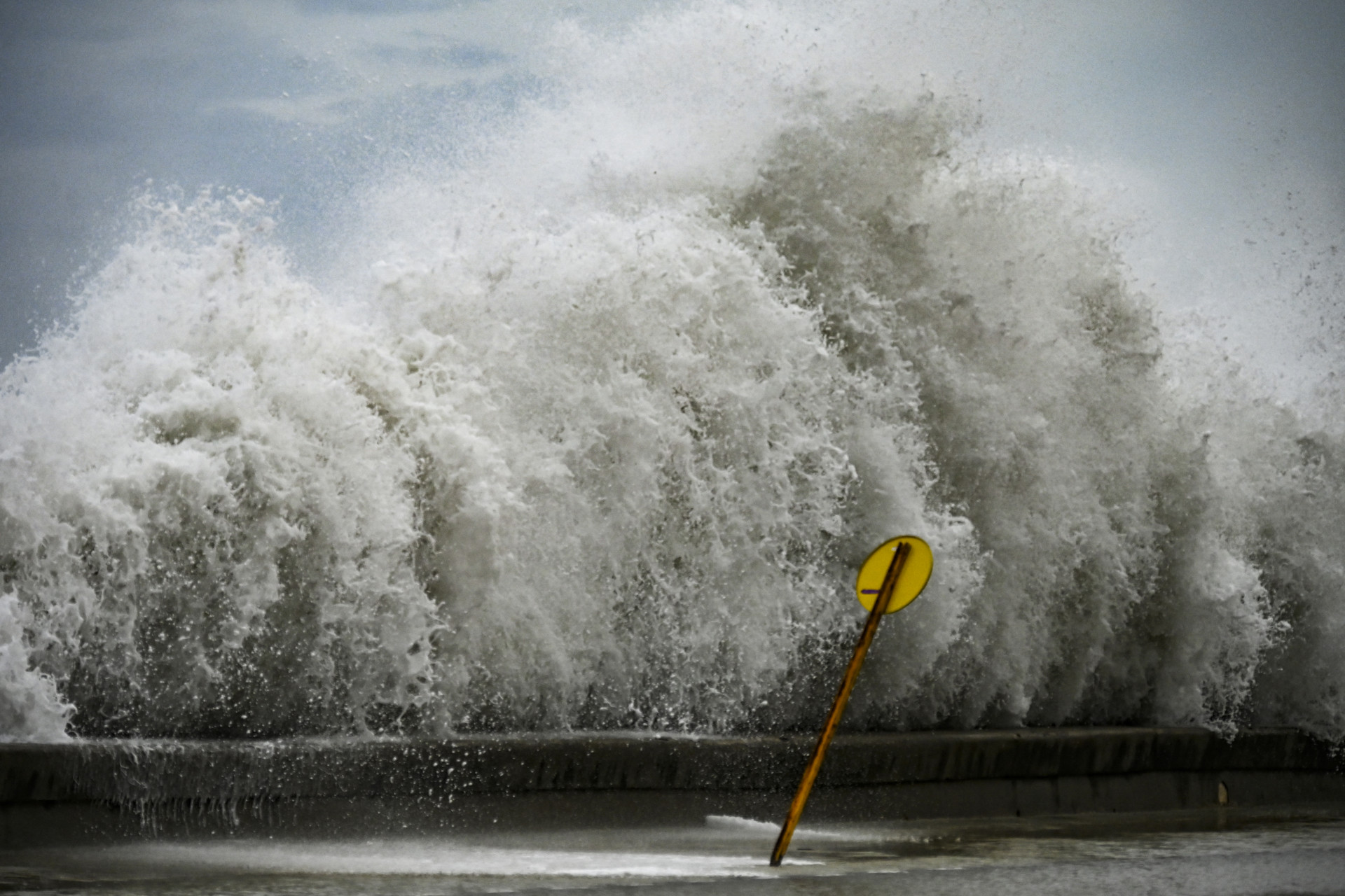 
As ondas atingiram o Malecón em Havana, em 28 de setembro de 2022, após a passagem do furacão Ian. Cuba ultrapassou as 12 horas nesta quarta-feira em apagão total com 