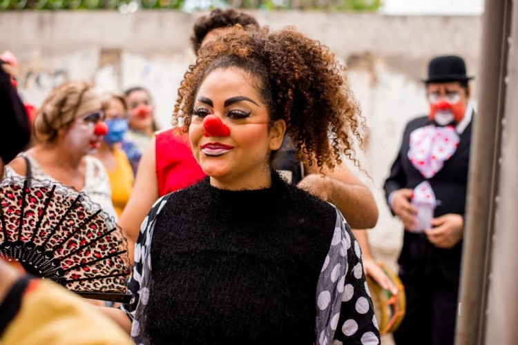 Brenda Louise, responsável pelo curso, é atriz e palhaça