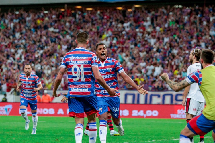 Fortaleza-Ce, Brasil, 28-09-2022: Pedro Rocha, atacnte do Fortaleza comemora gol com Thiago Galhardo. Fortaleza 3x2 Flamengo. Campeonato Brasileiro da Série A - 2022. (Foto: Fco Fontenele) 