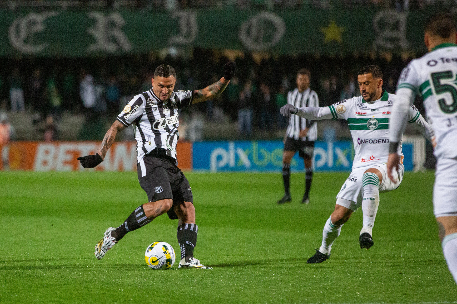 Alvinegro tropeçou diante do Coxa em duelo direto (Foto: Fausto Filho/CearaSC)