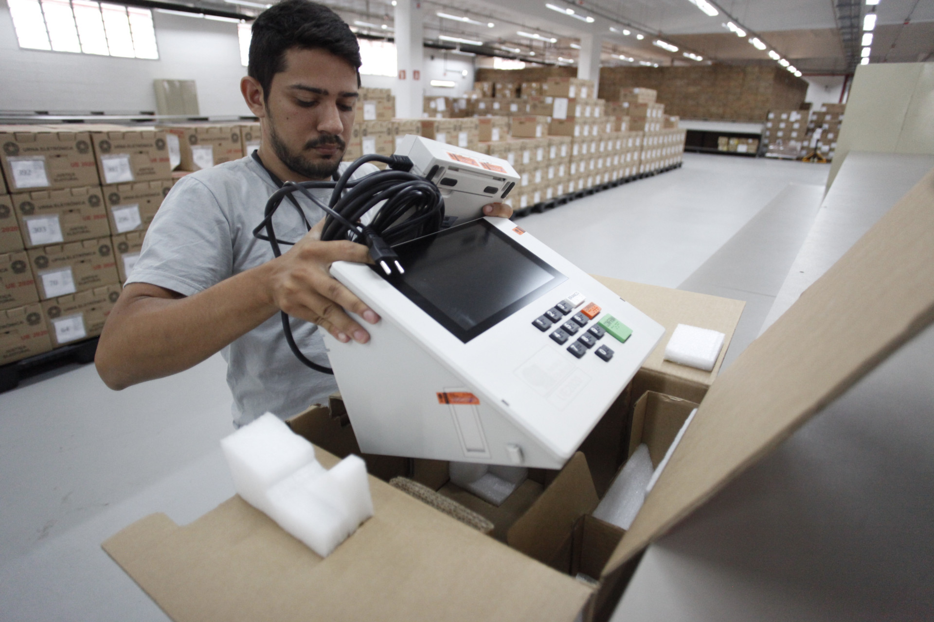 ￼DISTRIBUIÇÃO das urnas eletrônicas pelo TRE para a eleição de domingo, 6 (Foto: FÁBIO LIMA)