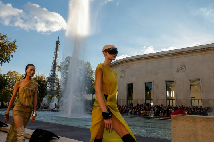 Modelos apresentam as criações de Rick Owens na Semana de Moda de Paris