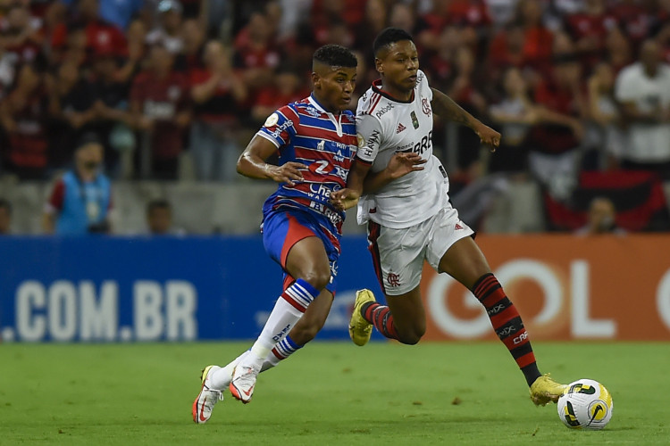 Atletas de Fortaleza e Flamengo disputando a bola na Arena Castelão 
